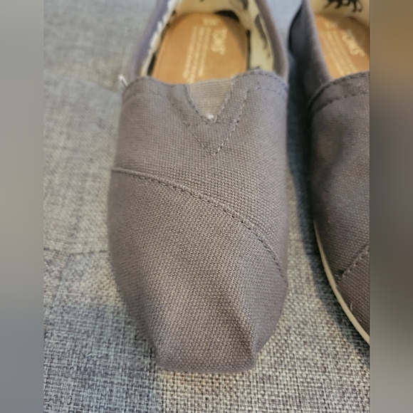 Like New. Women's Size 5 Toms Shoes - Picture 3 of 10